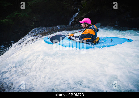 Eine weibliche Kajakfahrer am Snoqualmie River, Washington, USA. Stockfoto