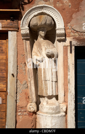 Campo dei Mori eingebettete Statue an der Wand Stockfoto