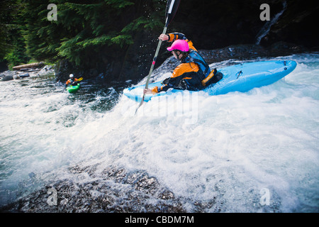 Eine weibliche Kajakfahrer am Snoqualmie River, Washington, USA. Stockfoto