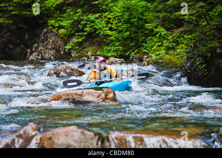 Eine weibliche Kajakfahrer am Snoqualmie River, Washington, USA. Stockfoto