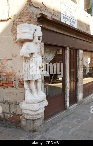 Campo dei Mori eingebettete Statue an der Wand Stockfoto