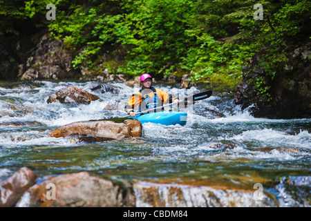 Eine weibliche Kajakfahrer am Snoqualmie River, Washington, USA. Stockfoto