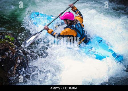 Eine weibliche Kajakfahrer am Snoqualmie River, Washington, USA. Stockfoto