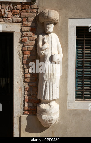 Campo dei Mori eingebettete Statue an der Wand Stockfoto