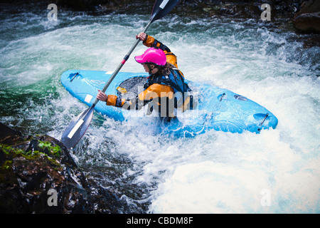 Eine weibliche Kajakfahrer am Snoqualmie River, Washington, USA. Stockfoto