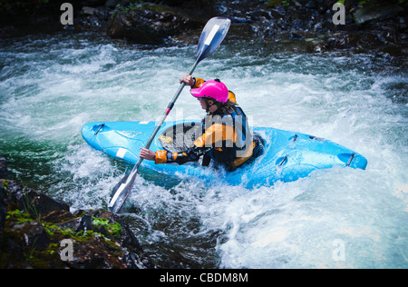 Eine weibliche Kajakfahrer am Snoqualmie River, Washington, USA. Stockfoto