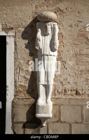 Campo dei Mori eingebettete Statue an der Wand Stockfoto