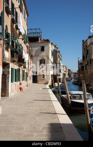 Kleiner Hinterwasserkanal in Venedig Stockfoto