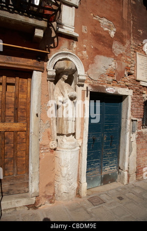 Campo dei Mori eingebettete Statue an der Wand Stockfoto