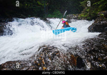 Eine weibliche Kajakfahrer am Snoqualmie River, Washington, USA. Stockfoto