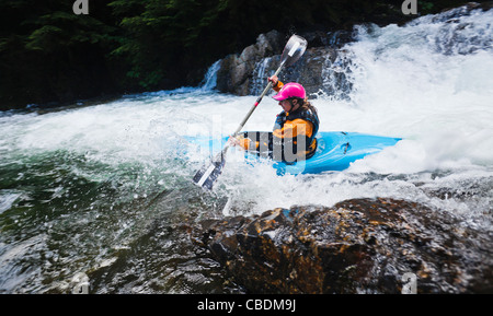 Eine weibliche Kajakfahrer am Snoqualmie River, Washington, USA. Stockfoto