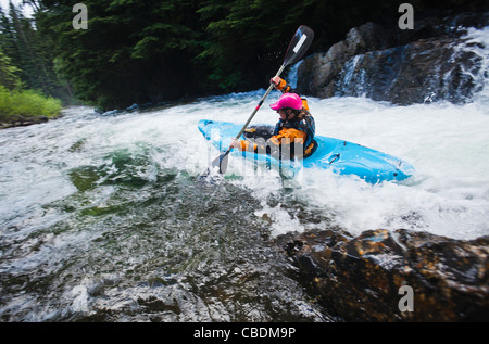 Eine weibliche Kajakfahrer am Snoqualmie River, Washington, USA. Stockfoto