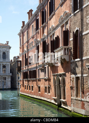 Kleiner Hinterwasserkanal in Venedig Stockfoto