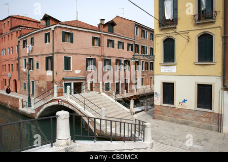 Kleiner Hinterwasserkanal in Venedig Stockfoto