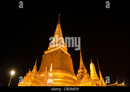 Phra Si Rattana, die Hauptstupa im Wat Phra Kaeo in Bangkok, Heimat des Smaragd-Buddha, in der Nacht Stockfoto