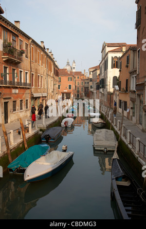 Kleiner Hinterwasserkanal in Venedig Stockfoto