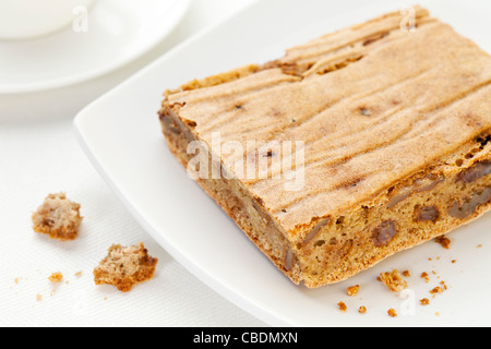 Stück und Krümel von hausgemachte glutenfreie Brot mit Kokos, Hirse und brauner Reis Mehl, Reis und Outs Kleie, Walnüsse Stockfoto