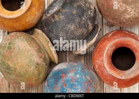 Tontöpfe (Pflanzer) mit einer Farbe Grunge finish auf Holzuntergrund Stockfoto