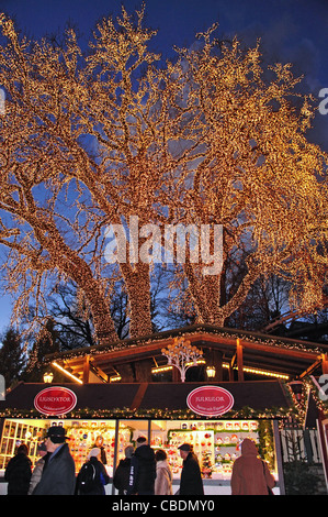 Marktstand und Lichterketten am Liseberg Christmas Market, Göteborg, Västergötland & Bohuslän Provinz, Königreich Schweden Stockfoto