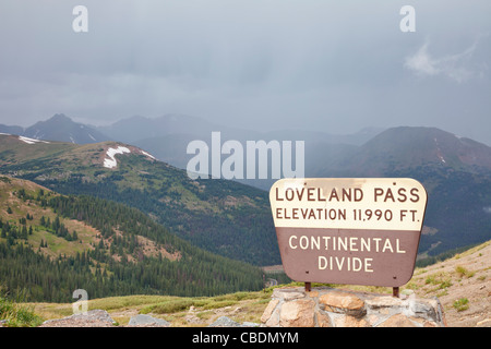 ein Schild am Loveland Pass und kontinentale Wasserscheide in Colorado Rocky Mountains - ein Sommertag bewölkt und neblig Stockfoto