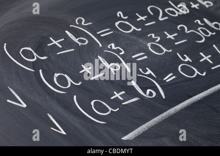 mathematische Bildungskonzept - Algebra-Gleichungen handschriftlich mit weißer Kreide auf Tafel Stockfoto