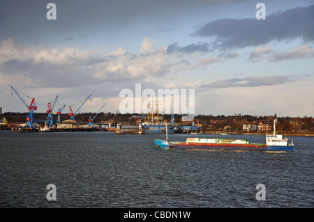 Schiff sich nähernden Eingang zum Nord-Ostsee-Kanal, Schleswig-Holstein, Bundesrepublik Deutschland Stockfoto