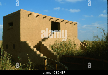 Lehmziegel-rustikale Vogel verstecken verwendet für die Vogelbeobachtung in der Azraq Wetland Reserve der östlichen Wüste von Jordanien Stockfoto