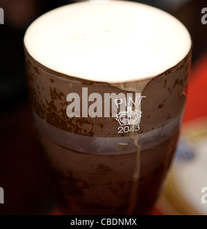 Ein frisch gezapftes Pint Bier Stockfoto