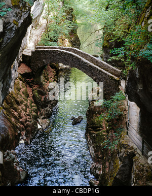 alte steinerne Brücke Pont du Saut de Brot über die Schlucht Gorges de l'Areuse Stockfoto