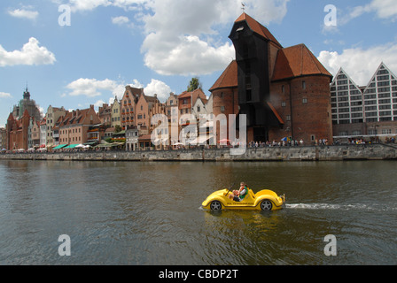 Blick vom Oliwianka in Richtung Stare Miasto, die Altstadt von Danzig, Danzig, mit Car-förmige Fun Boot auf der Mottlau Stockfoto