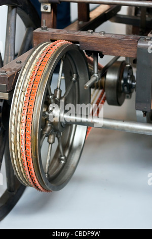 Leder-Riemenantrieb von sehr alten hölzernen Auto Stockfoto