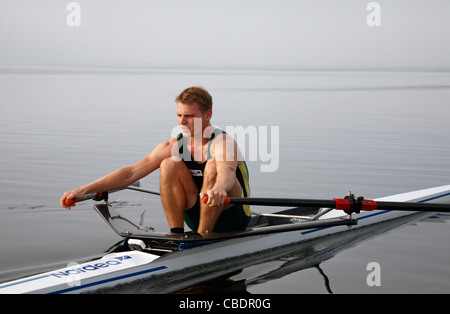 Dänischen Elite Ruderer Henrik Stephansen bei einer Trainingseinheit in seinem Einzel-Ruderer auf See Furesø an einem nebligen Spätsommertag Stockfoto