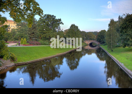 Schönen Stadtpark mit kleinen Kanal in Riga, Lettland. Stockfoto