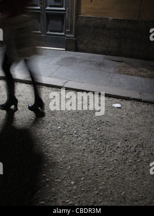 Person, die nachts in dunklen Gasse Stockfoto