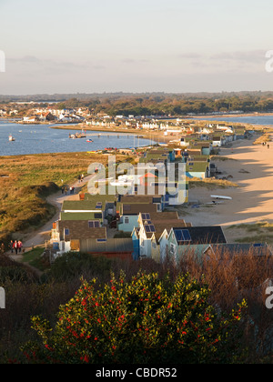 Späten Nachmittag Blick auf Strandhütten entlang der Mudeford Sandbank und Strand Christchurch Dorset England UK Stockfoto