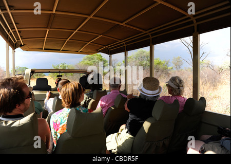 Touristen in einem Safari-LKW. Waterberg Plateau Park, Namibia Stockfoto