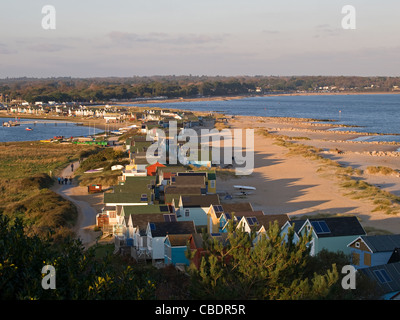 Späten Nachmittag Blick auf Strandhütten entlang der Mudeford Sandbank und Strand Christchurch Dorset England UK Stockfoto