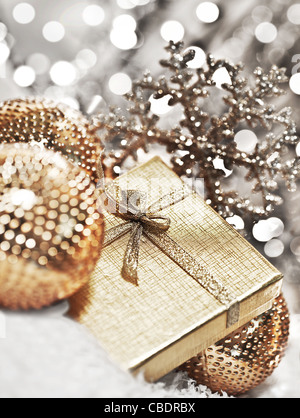 Silberne Geschenkbox mit Kugeln Dekorationen, Weihnachtsbaum Ornament für Winterurlaub, mit glänzenden leuchtenden Hintergrund Stockfoto