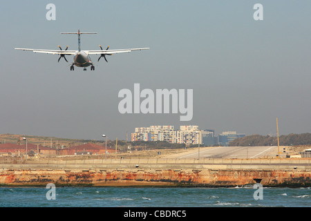 Passagierflugzeug kurz vor der Landung auf der Piste auf dem Flughafen Sde Dov in Tel Aviv, Israel. Stockfoto