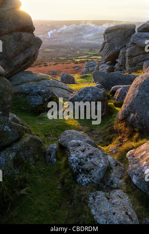 Ein Devon zerklüftete Landschaft von den Felsen ein Dartmoor-Tor in niedrigen frühen Morgenstunden Winterlicht Stockfoto