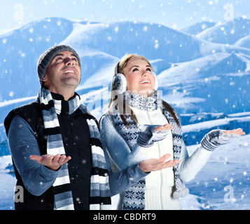 Glückliche Paar spielen im Freien im Winterberge, Landschaft aktive Menschen über natürliche blaue Winter Hintergrund fallender Schnee Stockfoto