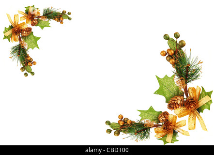 Urlaub-Frame-Rahmen mit Weihnachtsbaum Zweig Ornament als Winterdekoration isoliert auf weißem Hintergrund Stockfoto