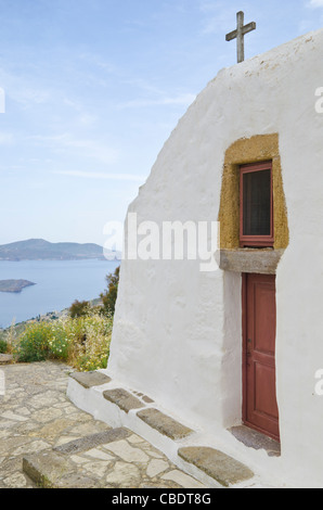 Kleine weiße Kirche mit Blick aufs Meer auf der Insel Patmos in Griechenland Stockfoto