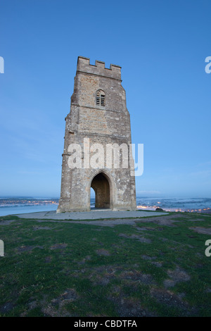 St. Michael an der Spitze des Glastonbury Tor vor Sonnenuntergang mit Nebel im Hintergrund Stockfoto