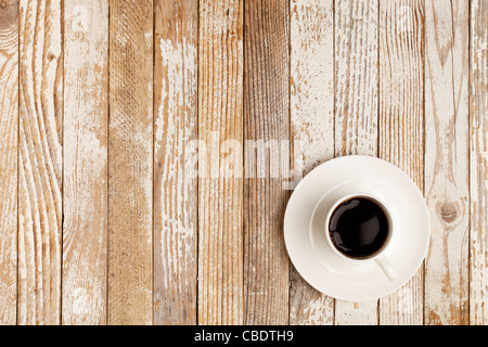 Espresso Kaffee in einer Tasse Weißware über Grunge Holzoberfläche mit Farbe abplatzt Stockfoto
