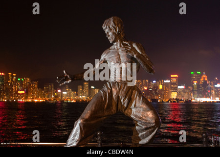 Kung Fu Filmstar Bruce Lee Statue gegen Skyline von Hong Kong Island. Auf der Avenue of Stars-Promenade, Kowloon. China Stockfoto