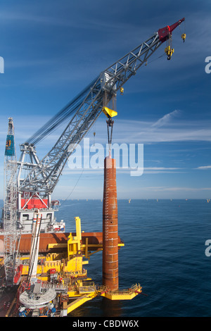 Wind-Turbine-Stiftung Installation durch eine große Kranschiff Stockfoto
