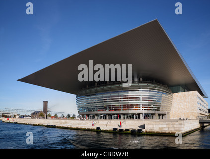 Das Königliche dänische Opernhaus am Holmen im Kopenhagener Innenhafen, Dänemark. Moderne Architektur von Henning Larsen. Gespendet von A.P. Møller. Stockfoto