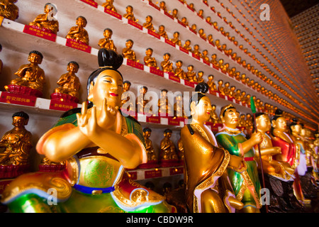 Bunte Buddha-Statuen in chinesischen Geschäft, Hong Kong, China Stockfoto