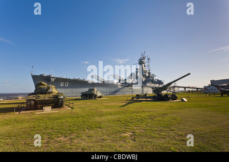 Panzer im Vordergrund Schlachtschiff USS Alabama Memorial Park Sehenswürdigkeit in Mobile, Alabama Stockfoto